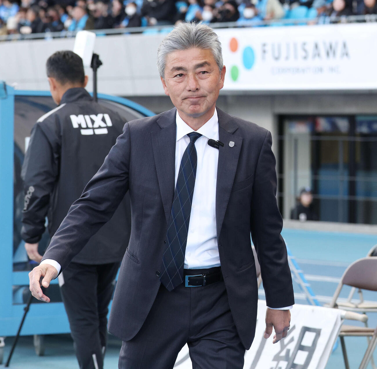 川崎F対東京　試合前、東京松橋監督（後方）と握手を交わした川崎F長谷部監督（撮影・宮地輝）