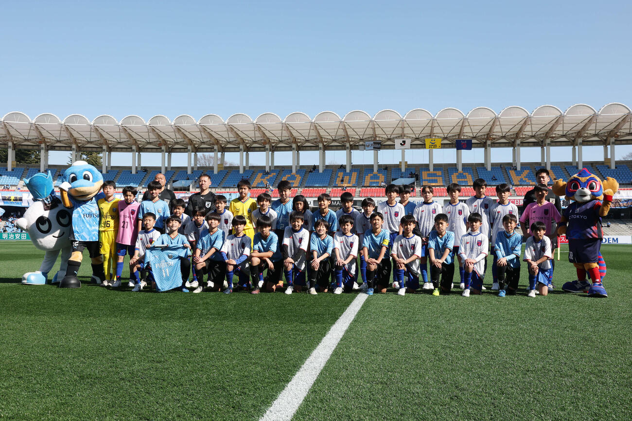 多摩川コラシコに臨む川崎FのU－12と東京サッカースクールアドバンスクラス（撮影・宮地輝）