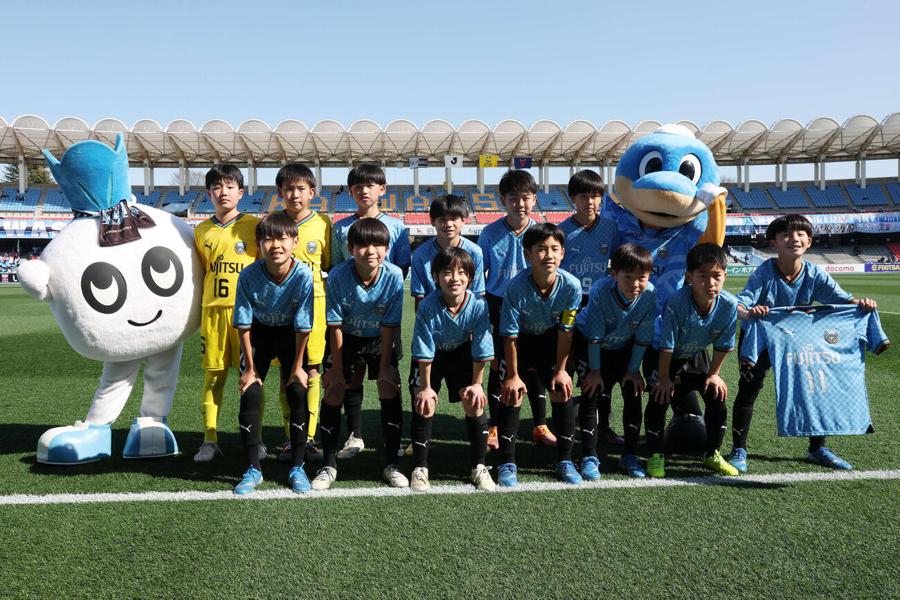 多摩川コラシコに臨む川崎FのU－12（撮影・宮地輝）