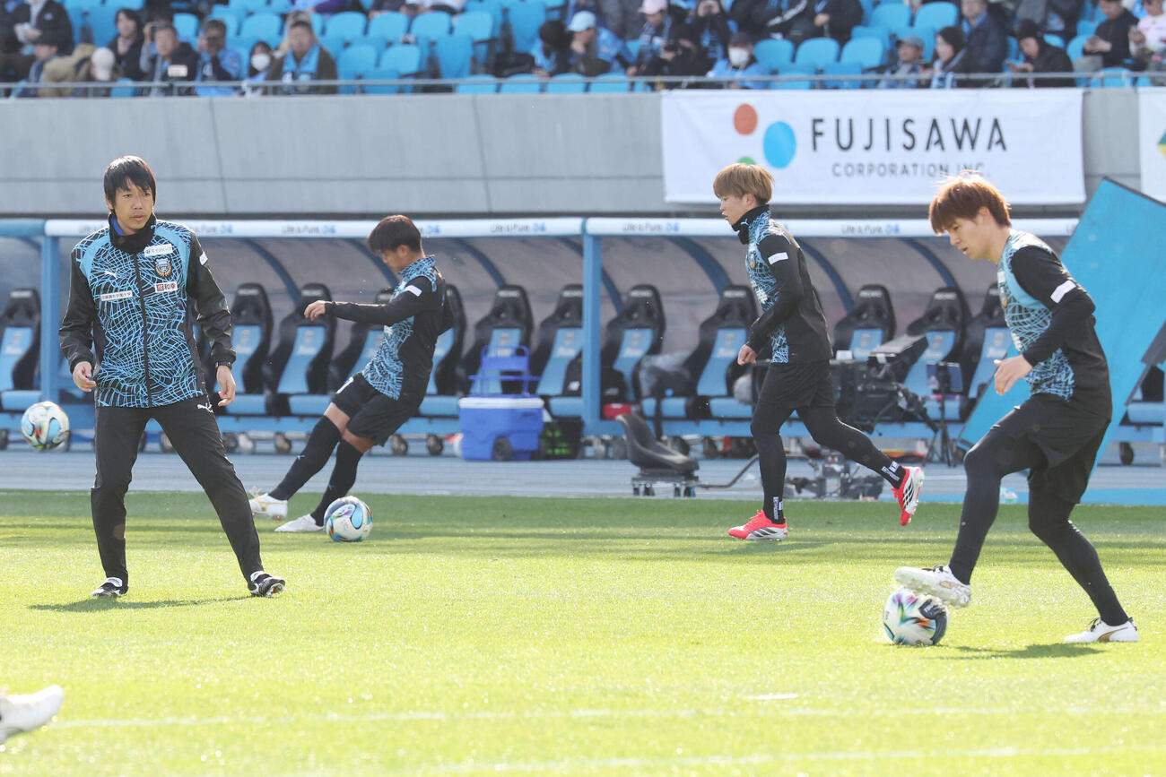 川崎F対東京　試合前、パス交換する川崎F中村デベロップメントコーチ（左）と脇坂（撮影・宮地輝）