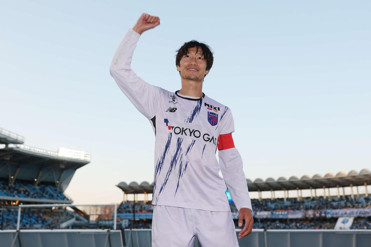 川崎F対東京　多摩川クラシコを制しサポーターと喜ぶ東京室屋（撮影・宮地輝）