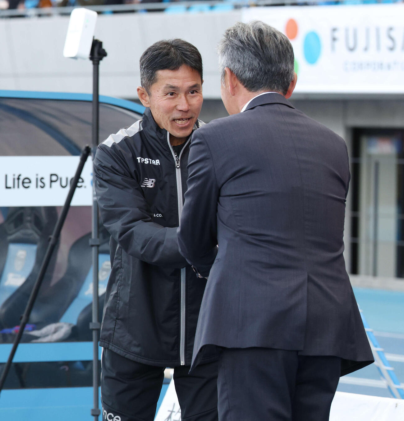 川崎F対東京　試合前、川崎F長谷部監督（手前）と握手を交わす東京松橋監督（撮影・宮地輝）