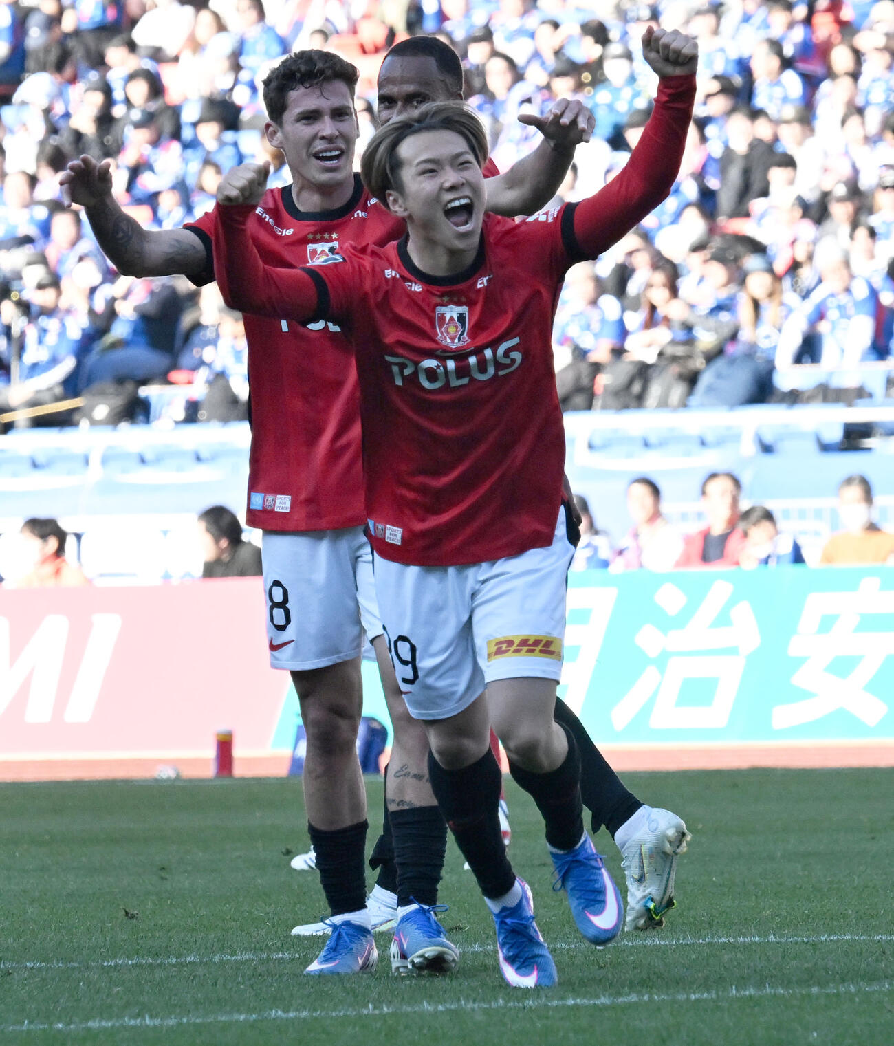 横浜M対浦和　後半、チーム2点目のゴールを決め、喜ぶ浦和早川（手前）（撮影・千葉一成）