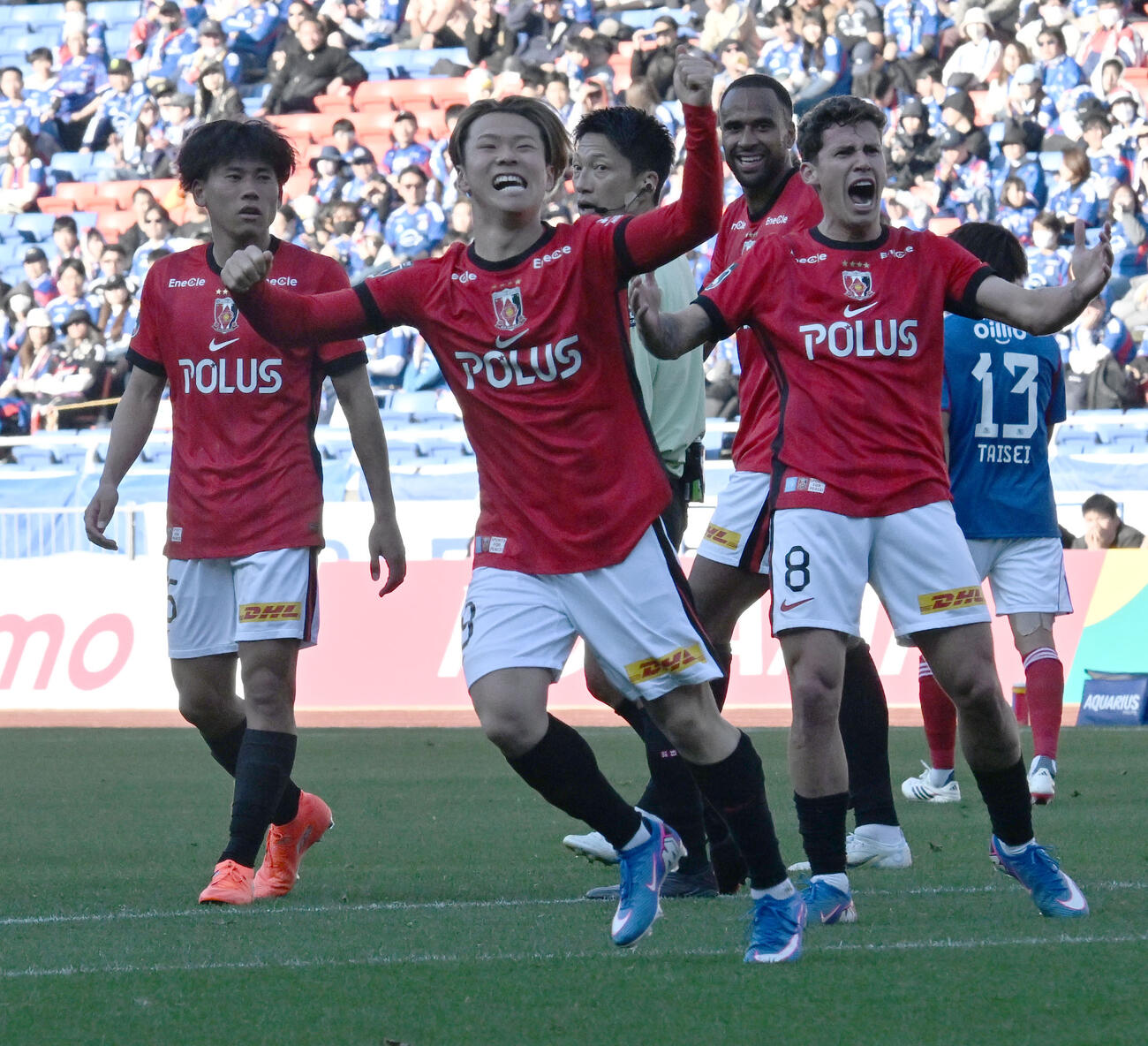横浜M対浦和　後半、チーム2点目のゴールを決め、喜ぶ浦和早川（左から2人目）（撮影・千葉一成）