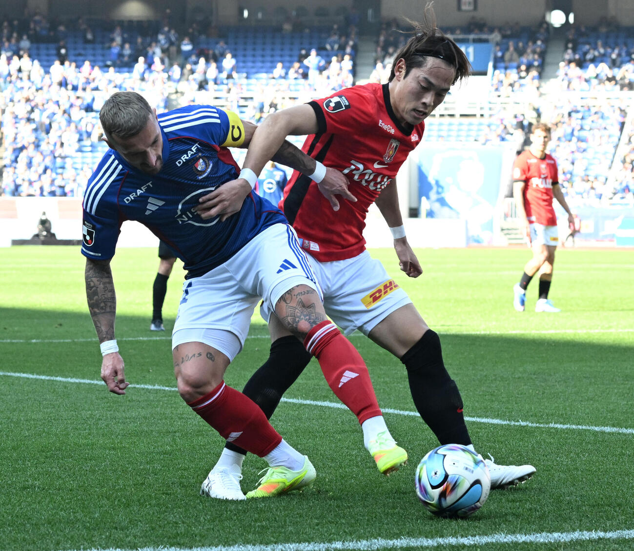 横浜M対浦和　前半、ゴール前でボールを奪い合うクルークス（左）と渡辺（撮影・千葉一成）