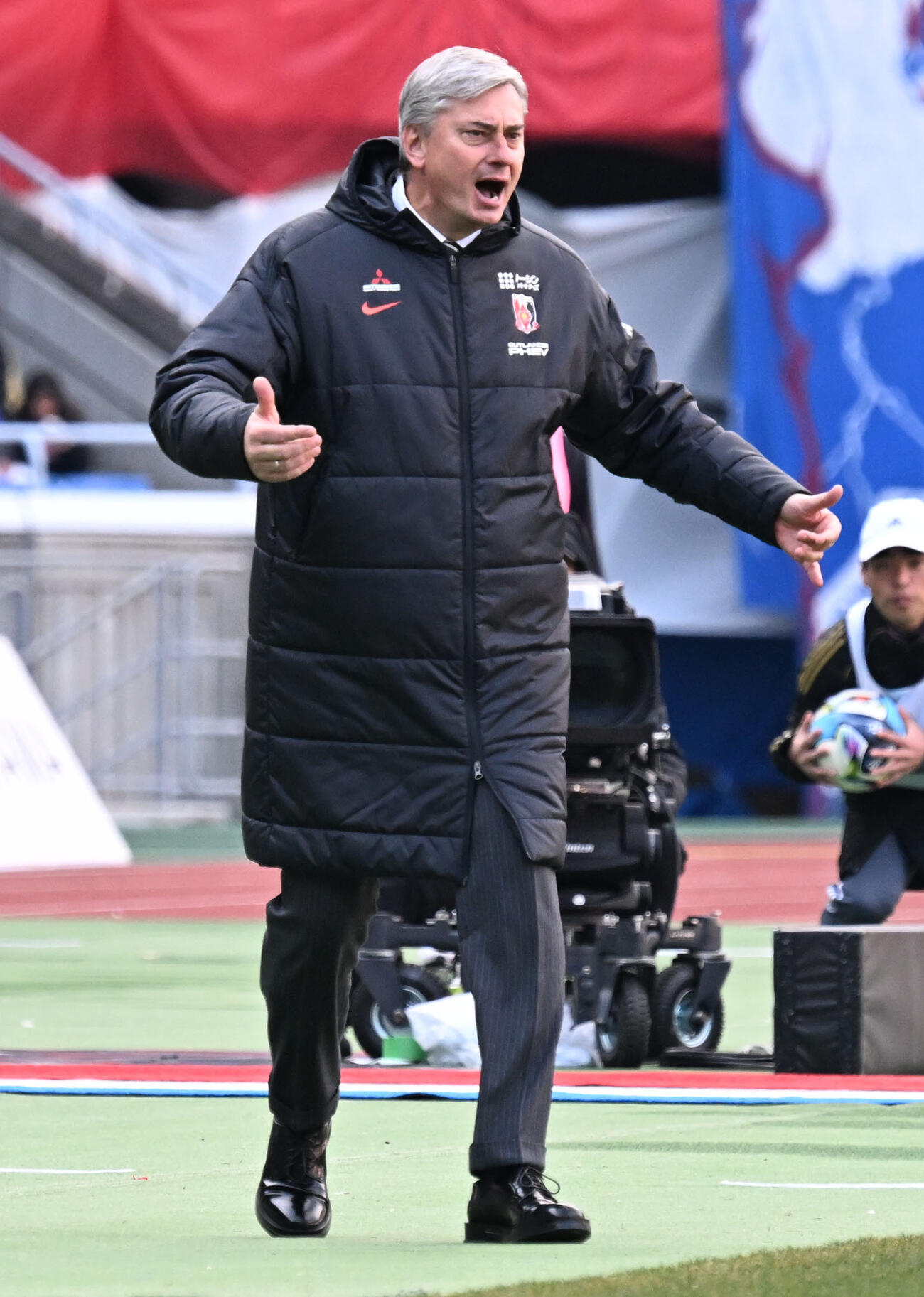 横浜M対浦和　前半、選手に指示を出す浦和スコルジャ監督（撮影・千葉一成）