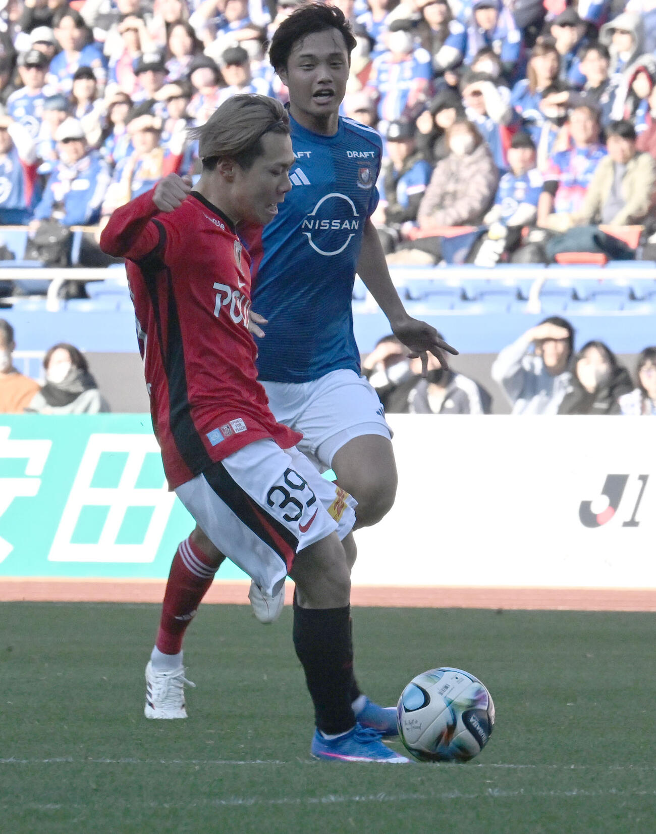 横浜M対浦和　後半、チーム2点目のゴールを決める浦和早川（左）（撮影・千葉一成）