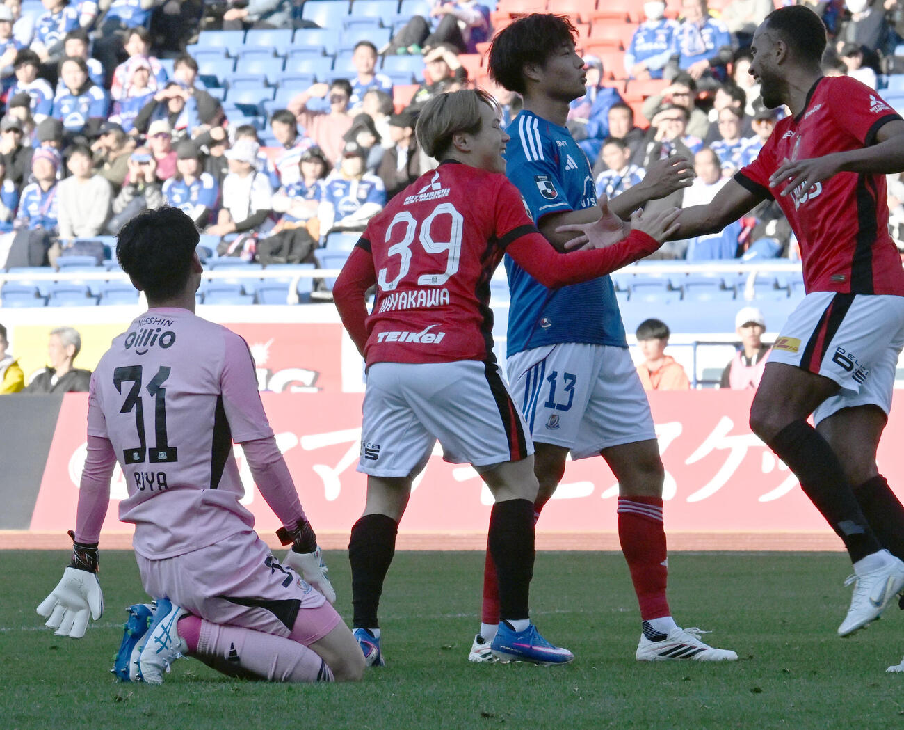 横浜M対浦和　後半、チーム2点目のゴールを決め、キーセテリン（右）と喜ぶ浦和早川（39）（撮影・千葉一成）