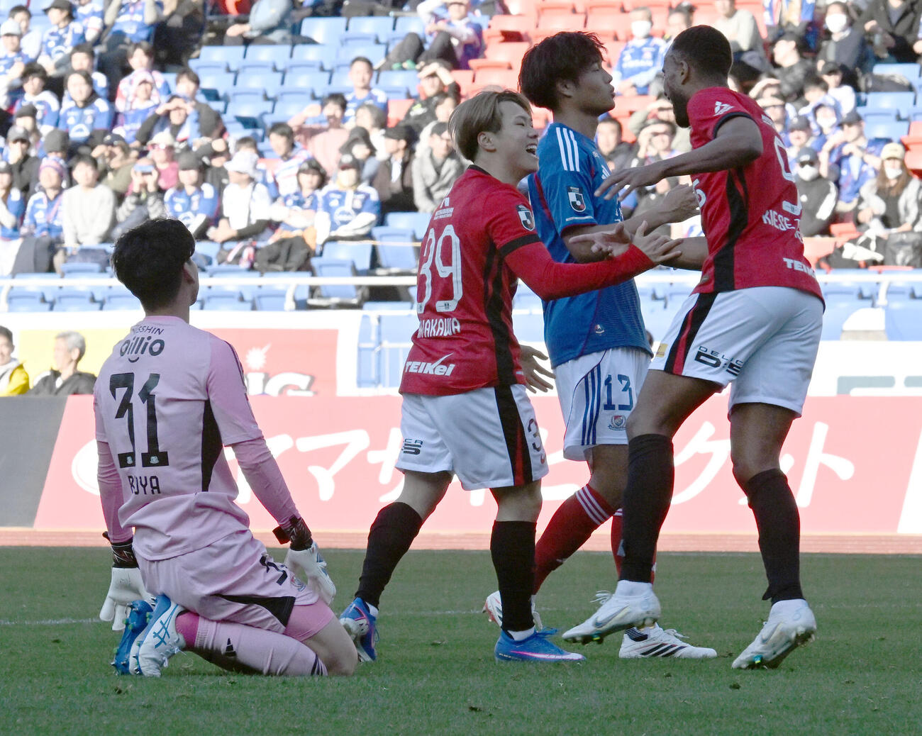 横浜M対浦和　後半、チーム2点目のゴールを決め、キーセテリン（右端）と喜ぶ浦和早川（39）。左端はGK木村（撮影・千葉一成）