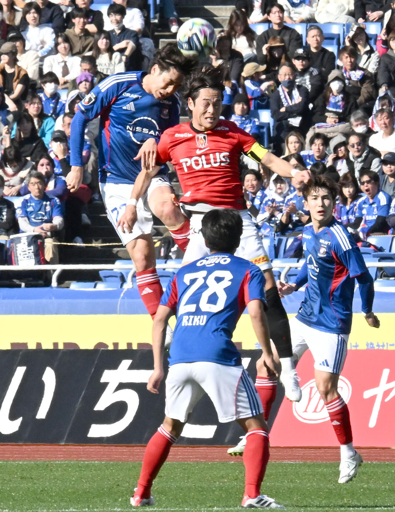 横浜M対浦和　前半、ボールを奪い合う横浜M角田（左）と浦和渡辺（撮影・千葉一成）