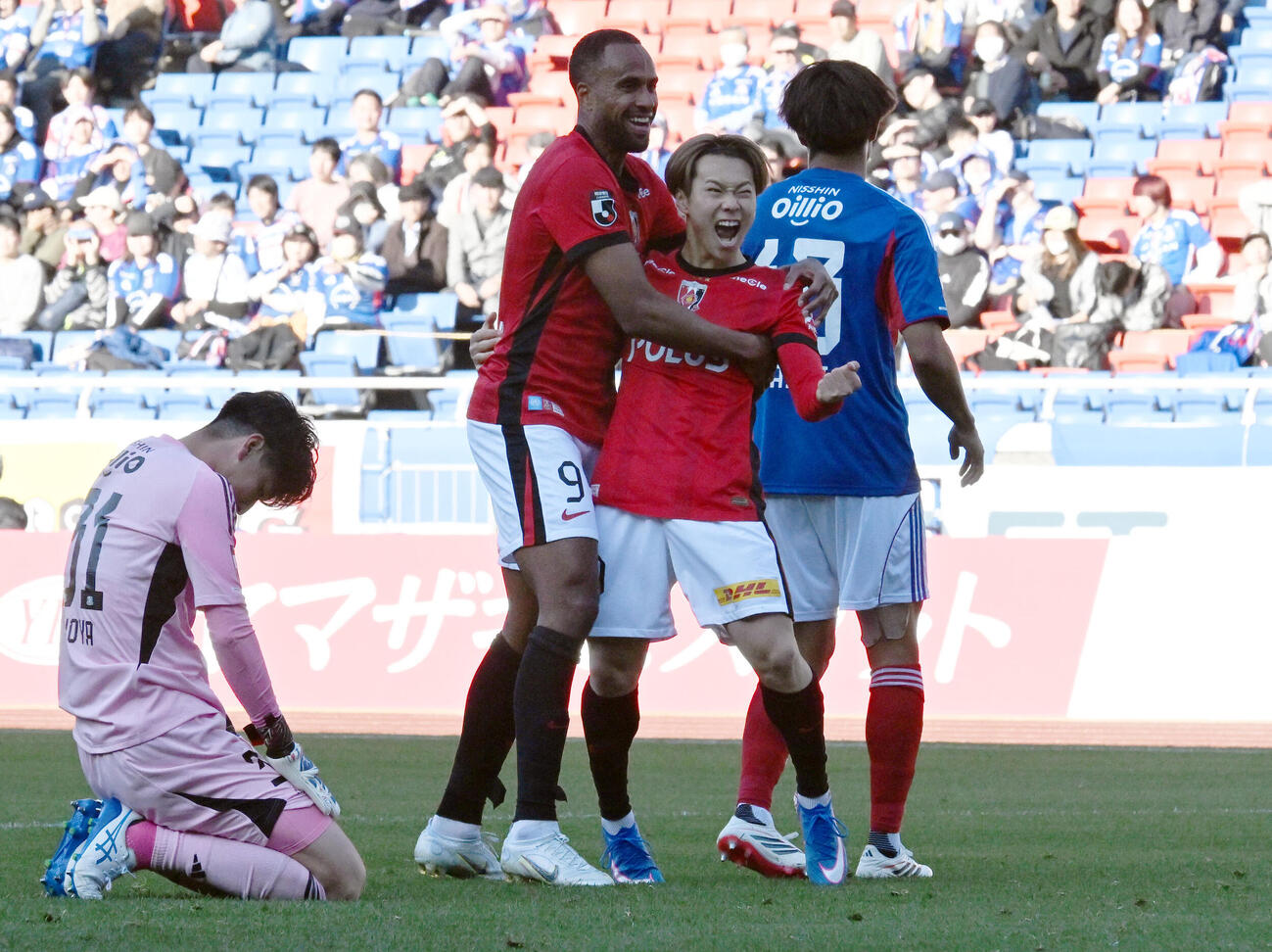 横浜M対浦和　後半、チーム2点目のゴールを決め、ガッツポーズで喜ぶ浦和早川（右から2人目）。左端はGK木村（撮影・千葉一成）