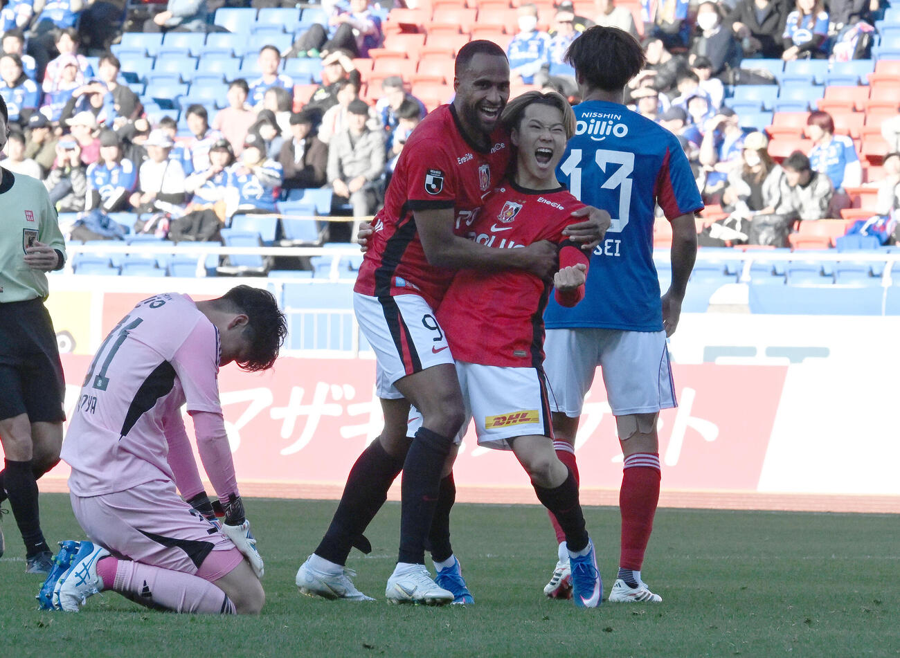 横浜M対浦和　後半、チーム2点目のゴールを決め、ガッツポーズで喜ぶ浦和早川（右から2人目）。左端はGK木村（撮影・千葉一成）