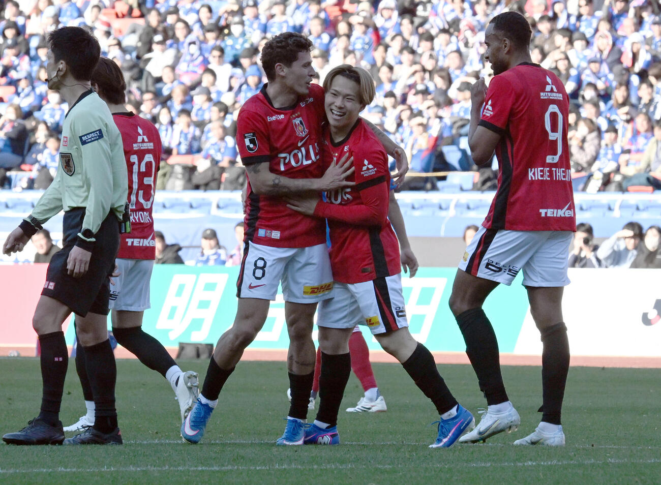 横浜M対浦和　後半、チーム2点目のゴールを決め、サヴィオに祝福される浦和早川（右から2人目）（撮影・千葉一成）