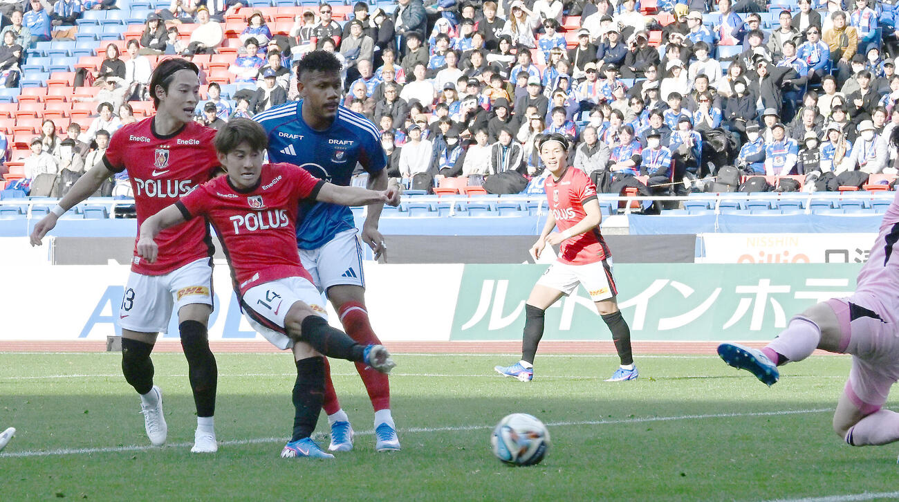 横浜M対浦和　後半、先制ゴールを決める浦和関根（左から2人目）（撮影・千葉一成）