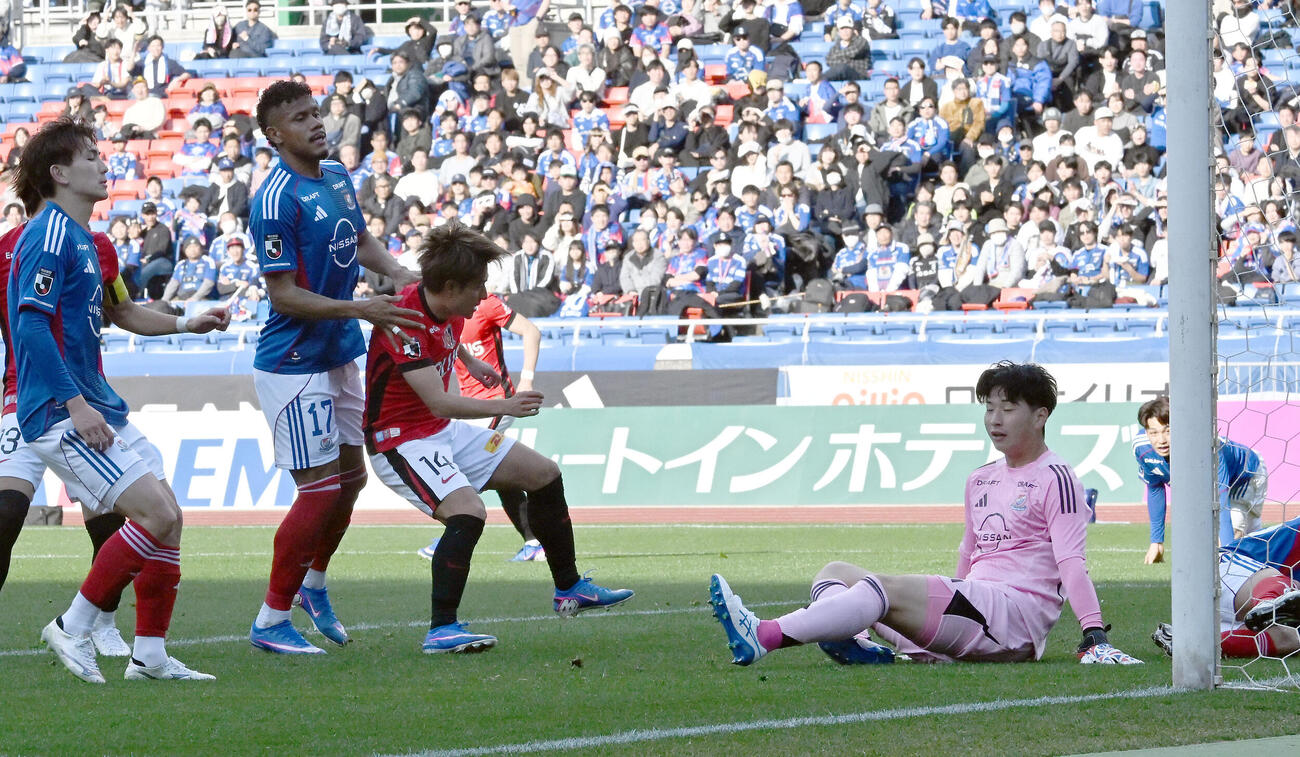 横浜M対浦和　後半、先制ゴールを決める浦和関根（左から3人目）。GK木村（撮影・千葉一成）