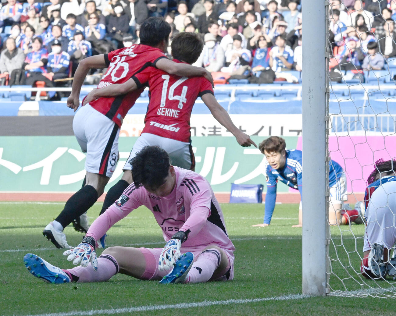 横浜M対浦和　後半、先制ゴールを決める浦和関根（14）。手前はうなだれるGK木村（撮影・千葉一成）