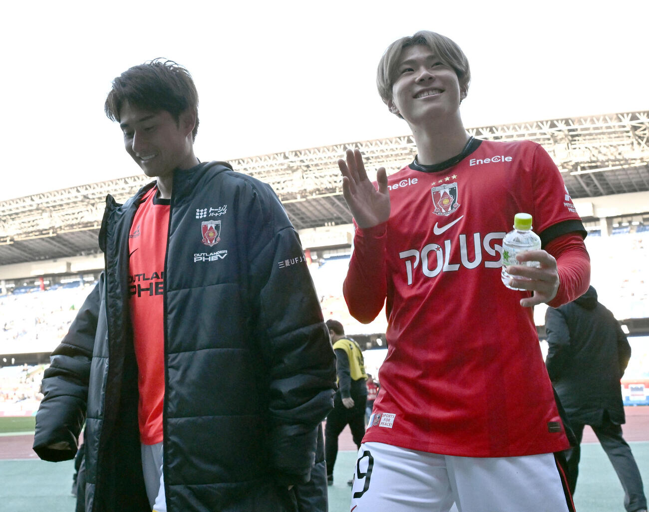 横浜M対浦和　横浜Mに勝利し、笑顔を見せながら引き揚げる浦和関根（左）と早川（撮影・千葉一成）