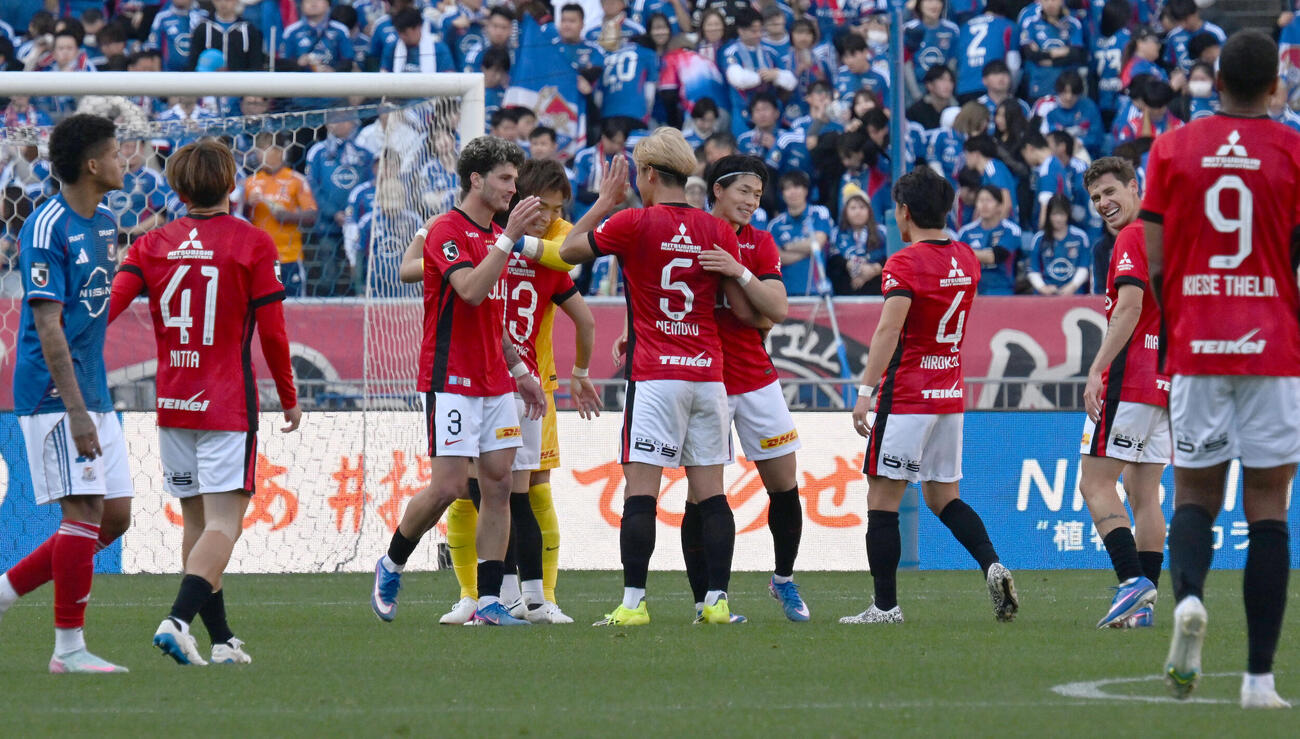 横浜M対浦和　横浜Mに勝利し、祝福し合う浦和イレブン（撮影・千葉一成）