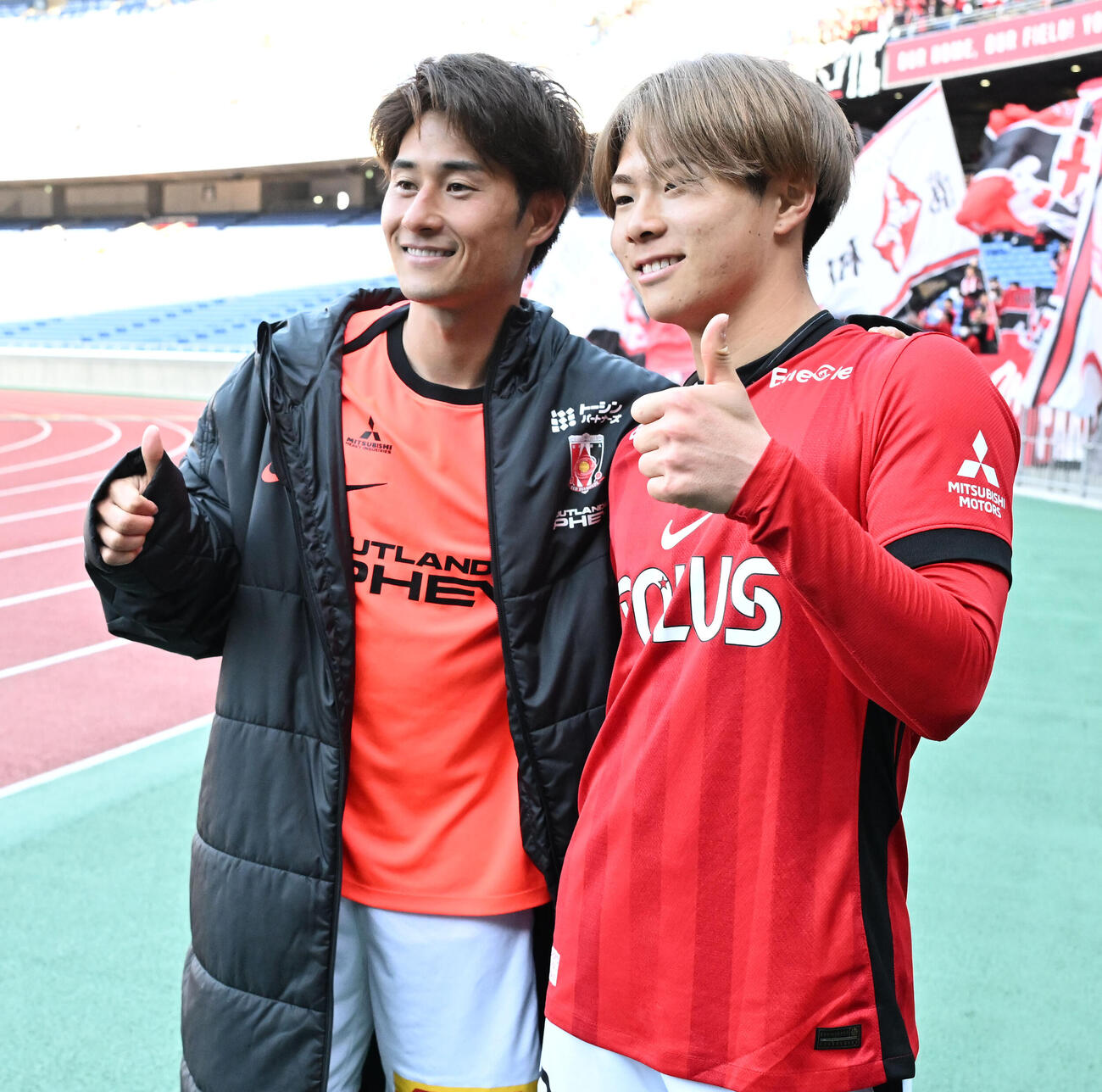 横浜M対浦和　横浜Mに勝利し、ポーズを取る浦和関根（左）と早川（撮影・千葉一成）