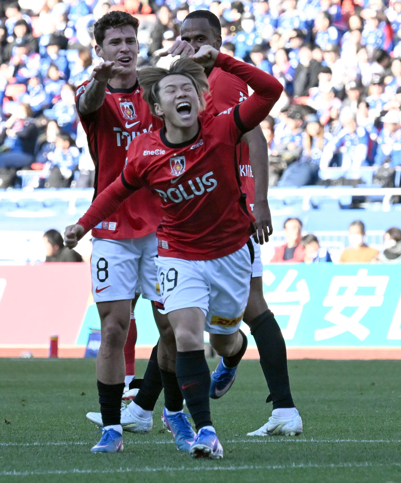 横浜M対浦和　後半、チーム2点目のゴールを決め、喜ぶ浦和早川（中央）（撮影・千葉一成）