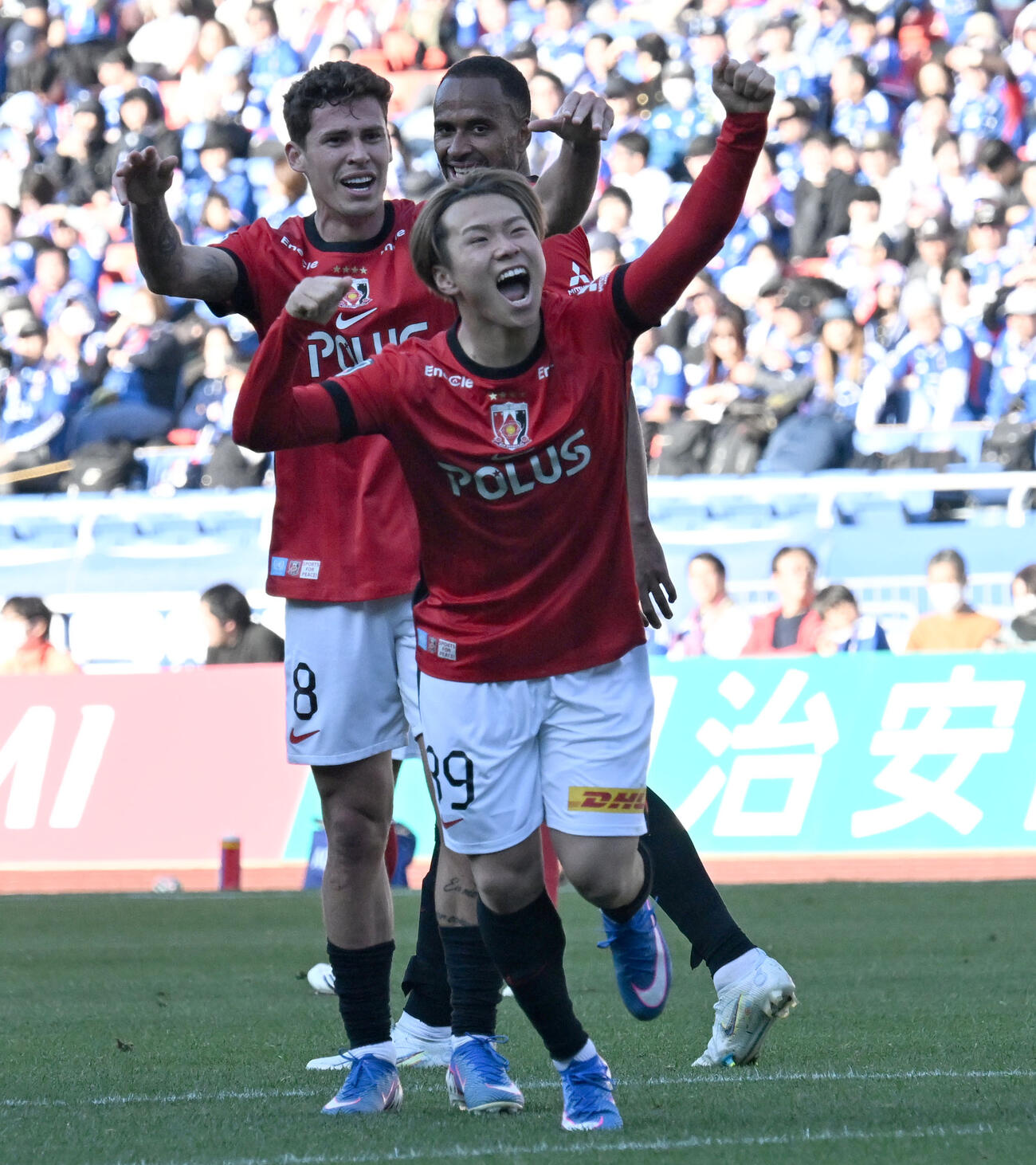 横浜M対浦和　後半、チーム2点目のゴールを決め、喜ぶ浦和早川（手前）（撮影・千葉一成）