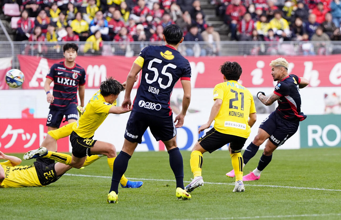 前半、先制ゴールを決める鹿島・レオセアラ（共同）