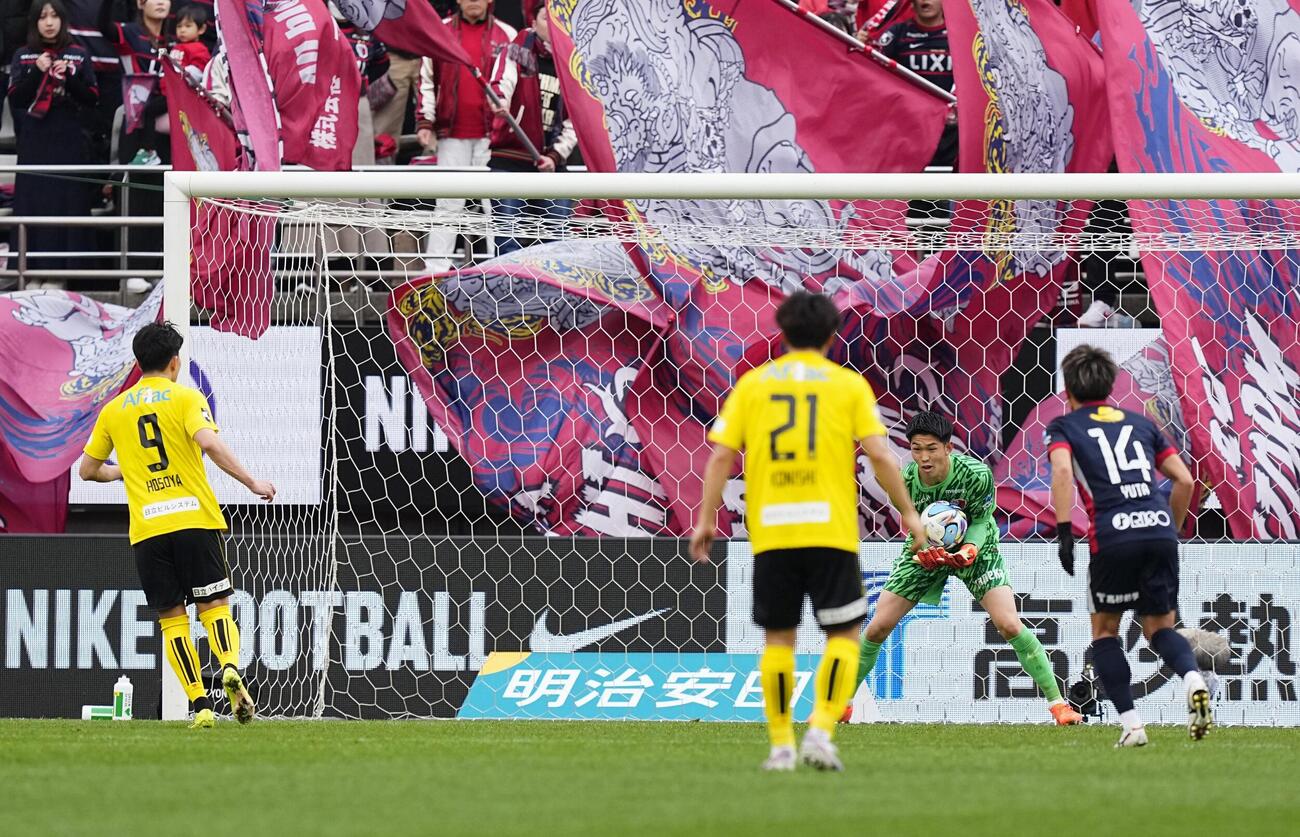 前半、柏・細谷のPKを止める鹿島・GK早川（共同）