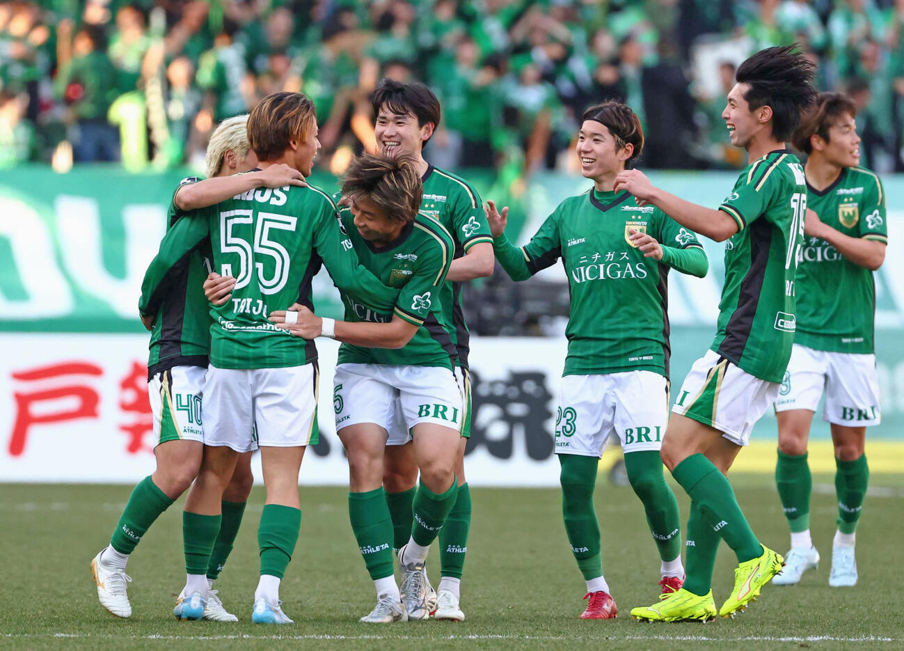 東京V―町田　後半終了間際、同点ゴールを決めた吉田（55）を祝福する東京Vイレブン（共同）