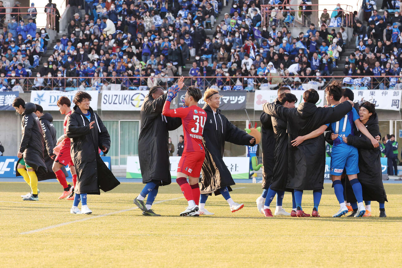 水戸対千葉　PK戦を制し初勝利を挙げ喜ぶ水戸の選手たち（撮影・宮地輝）