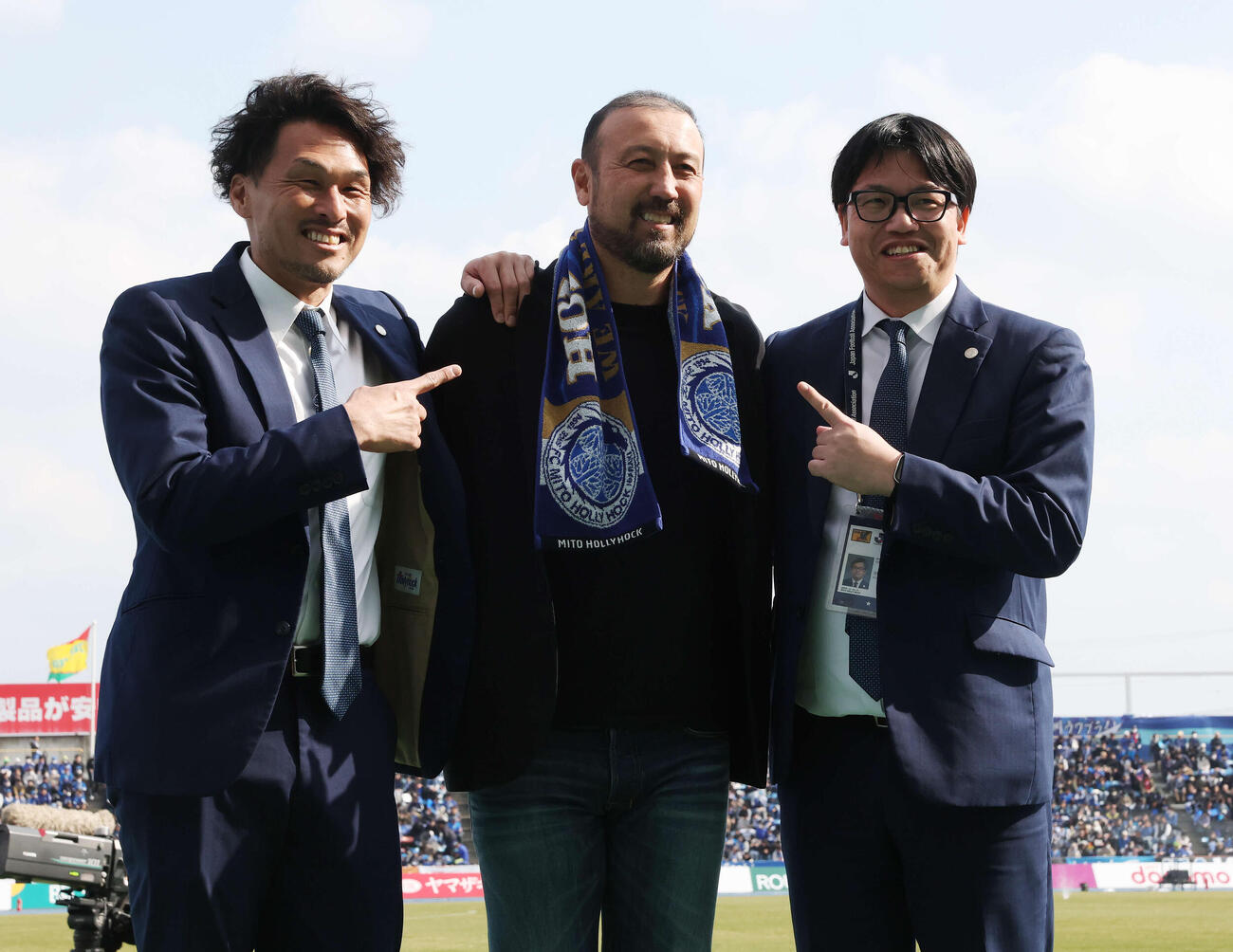 水戸対千葉　試合前、笑顔で記念撮影する、水戸本間幸司GM（左）、田中マルクス闘莉王氏（中央）、小島耕社長（撮影・宮地輝）