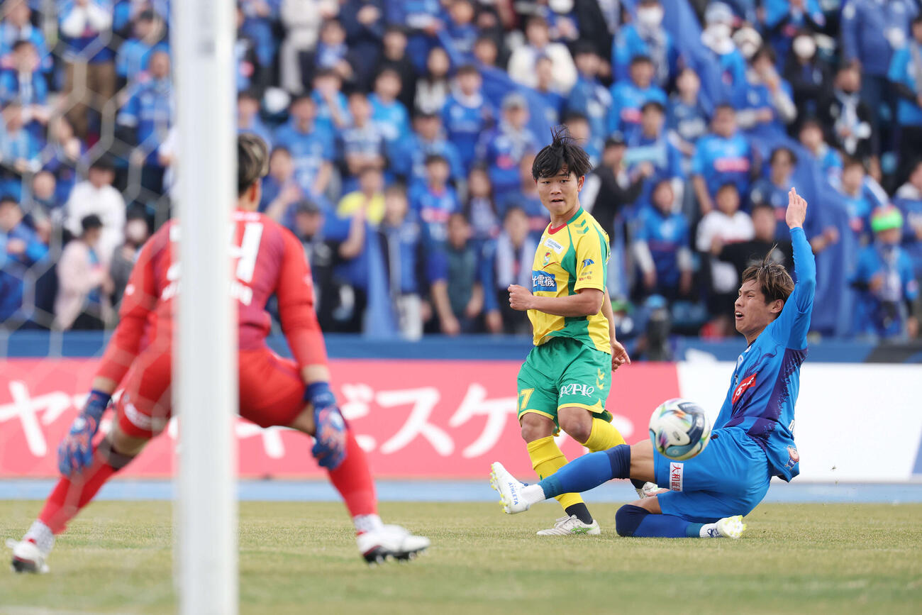 水戸対千葉　前半、クロスでゴールを演出する千葉姫野（撮影・宮地輝）