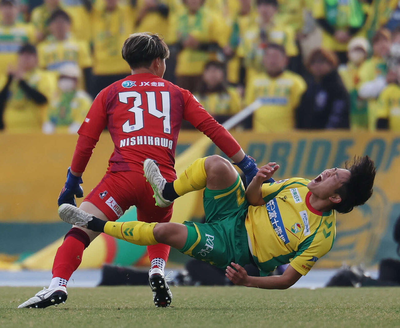 水戸対千葉　後半、水戸GK西川（左）にファウルで止められる千葉姫野（撮影・宮地輝）