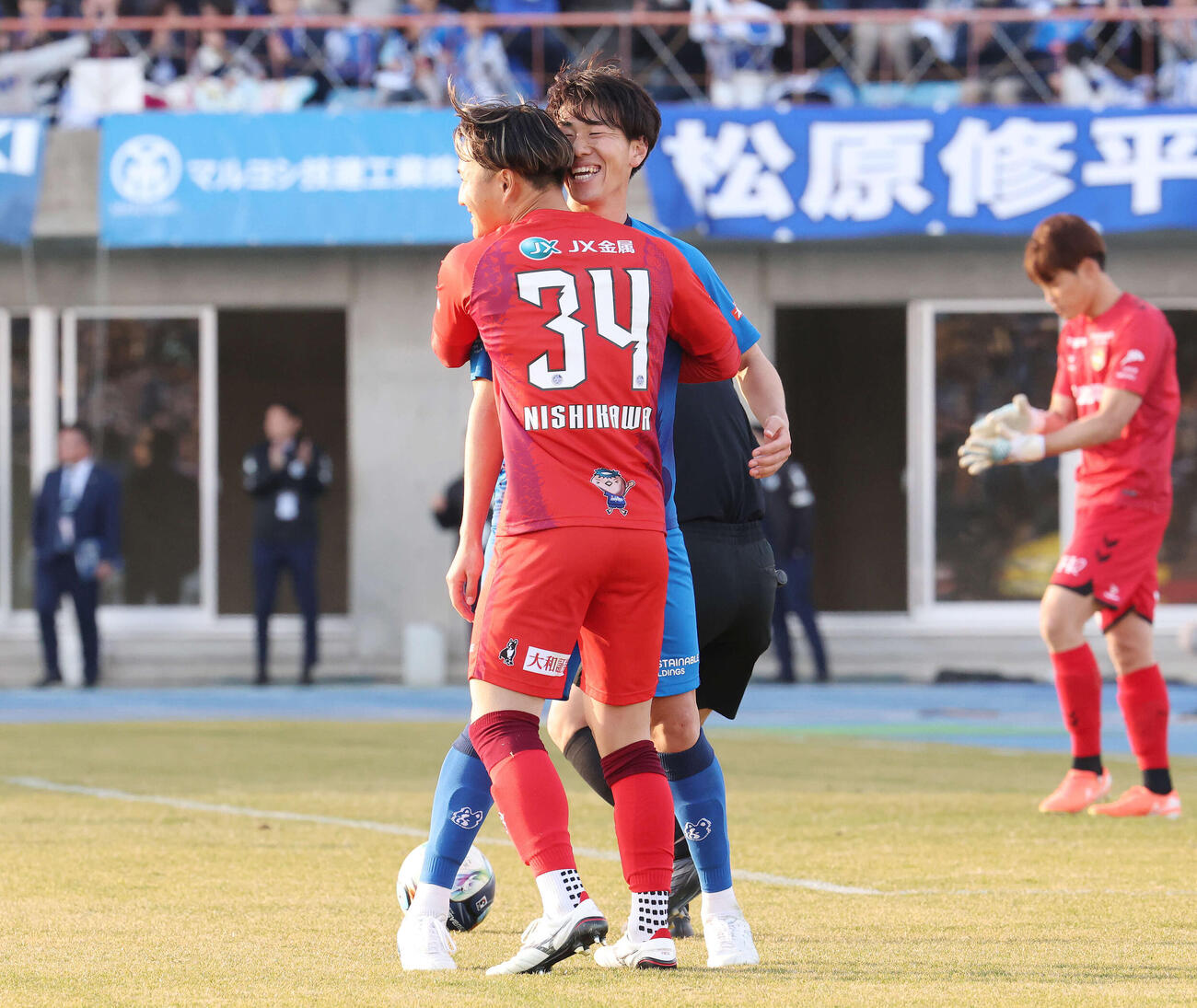 水戸対千葉　PK戦を制し初勝利を挙げ喜ぶ水戸GK西川（手前）と板倉（撮影・宮地輝）