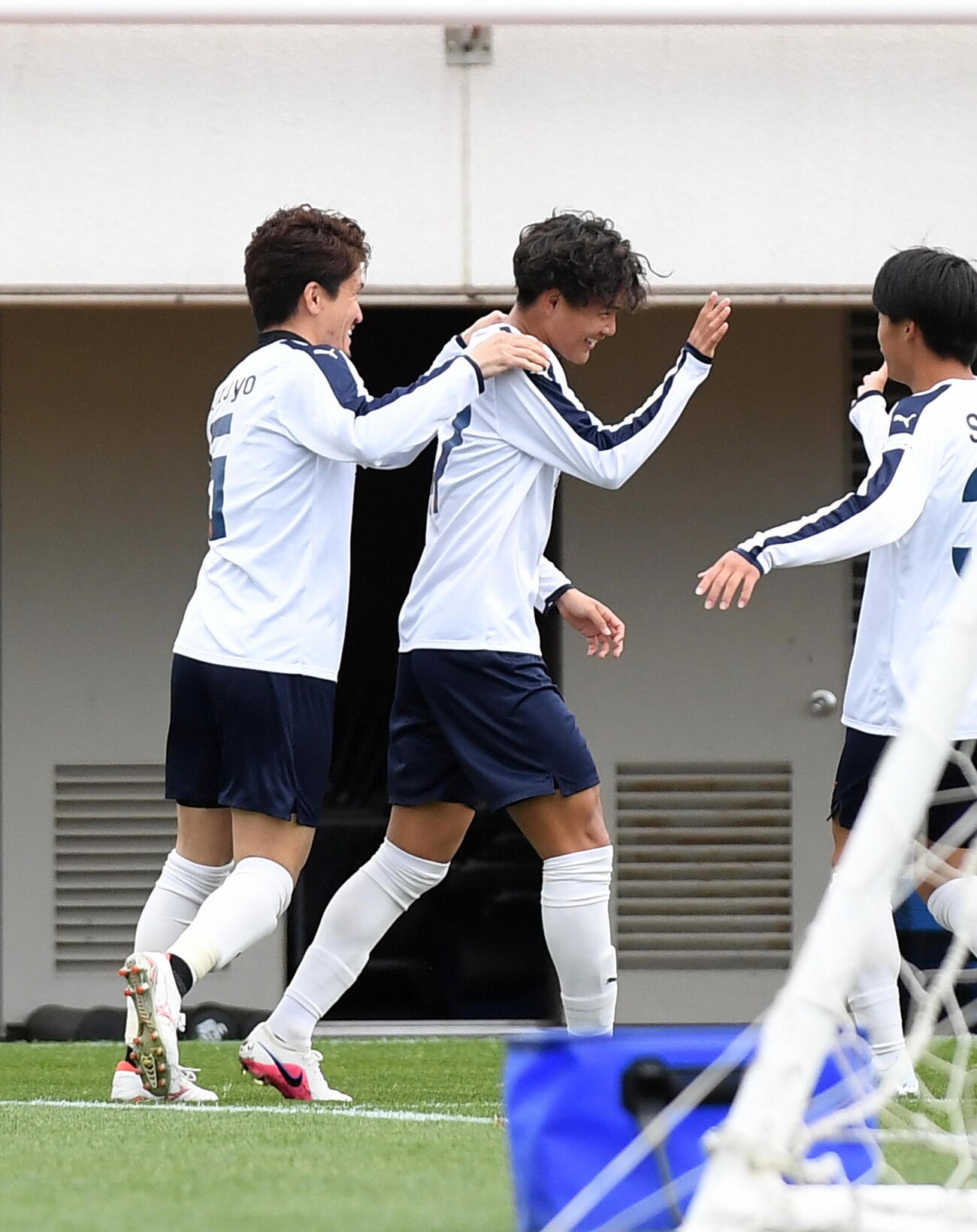 清水対磐田　前半2分、先制点を決め祝福される清水嶋本（中央）