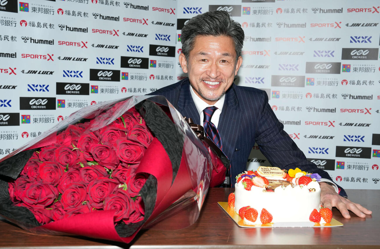 59歳を迎え、59本のバラの花束とケーキを前に笑顔を見せる福島カズ（撮影・たえ見朱実）