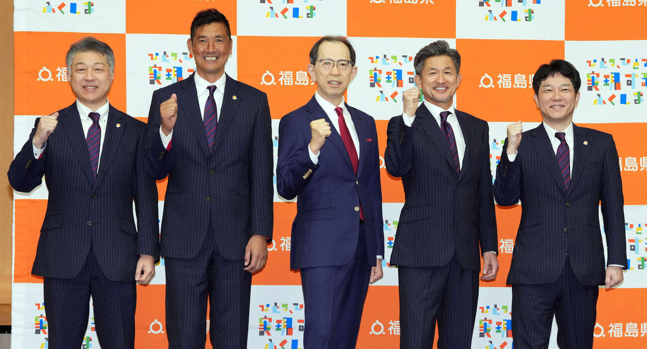 表敬訪問を終え記念撮影に納まる、左から福島の鈴木勇人社長、寺田周平監督、内堀雅雄福島県知事、カズ、小山淳CEO（撮影・たえ見朱実）
