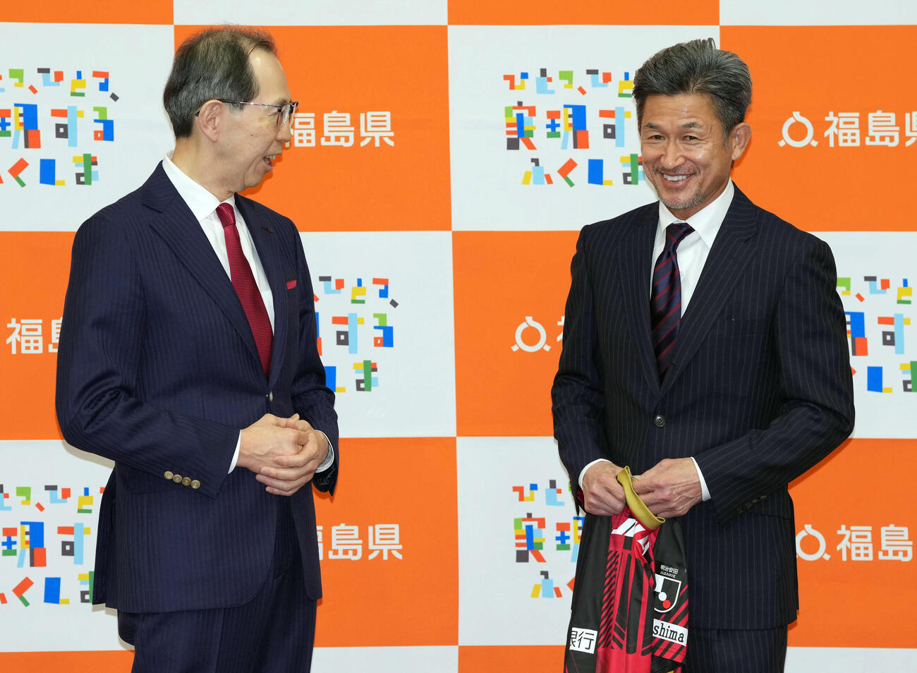 内堀雅雄福島県知事（左）と談笑する福島カズ（撮影・たえ見朱実）