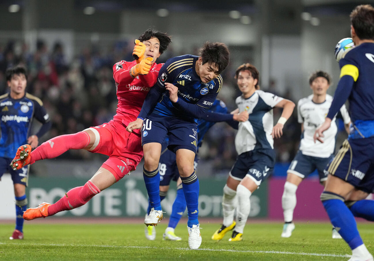 町田対千葉　後半、千葉の猛攻を防ぐ町田GK谷（左）と岡村（撮影・たえ見朱実）