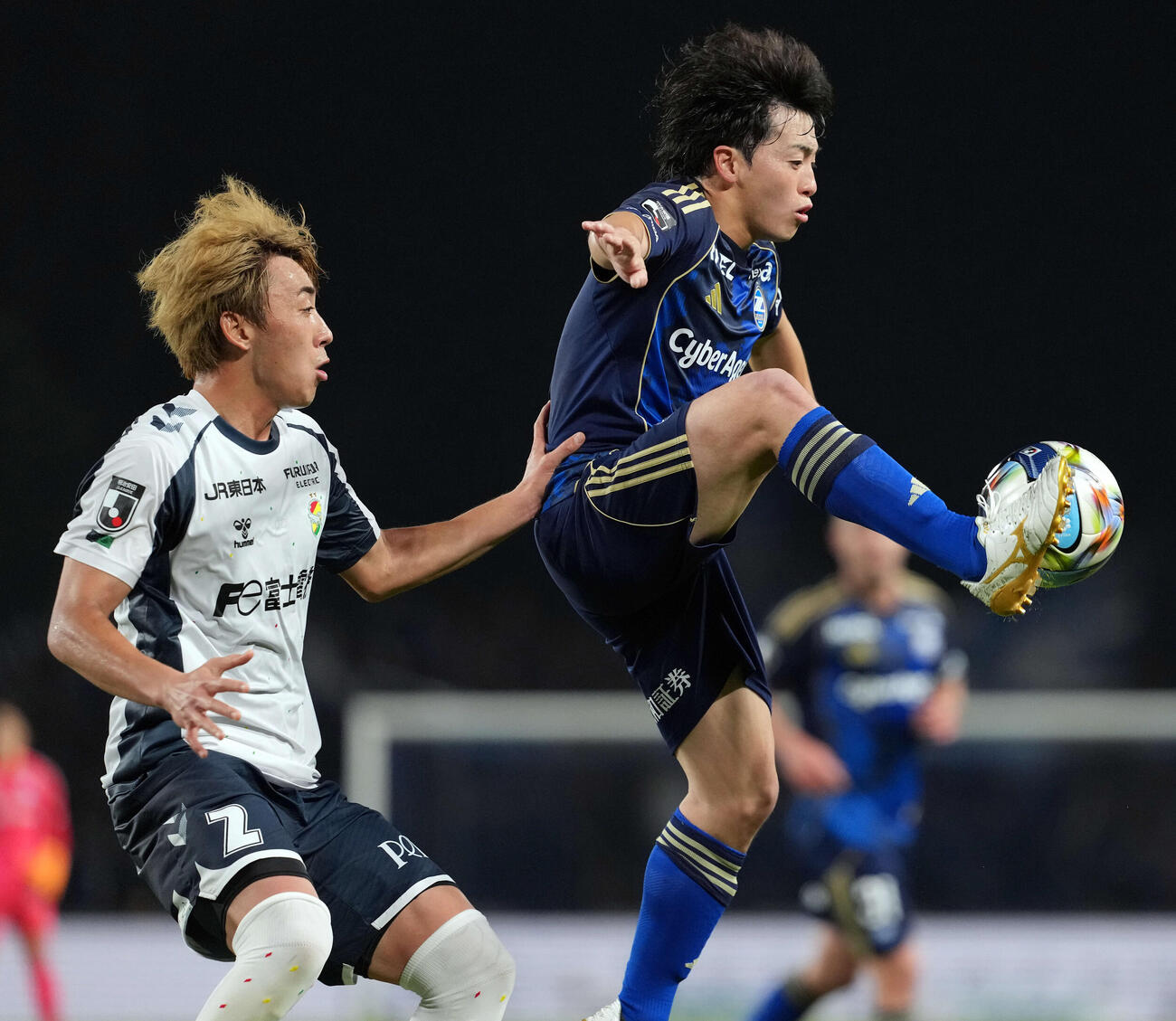 町田対千葉　前半、パスを受ける町田相馬。左は千葉高橋（撮影・たえ見朱実）