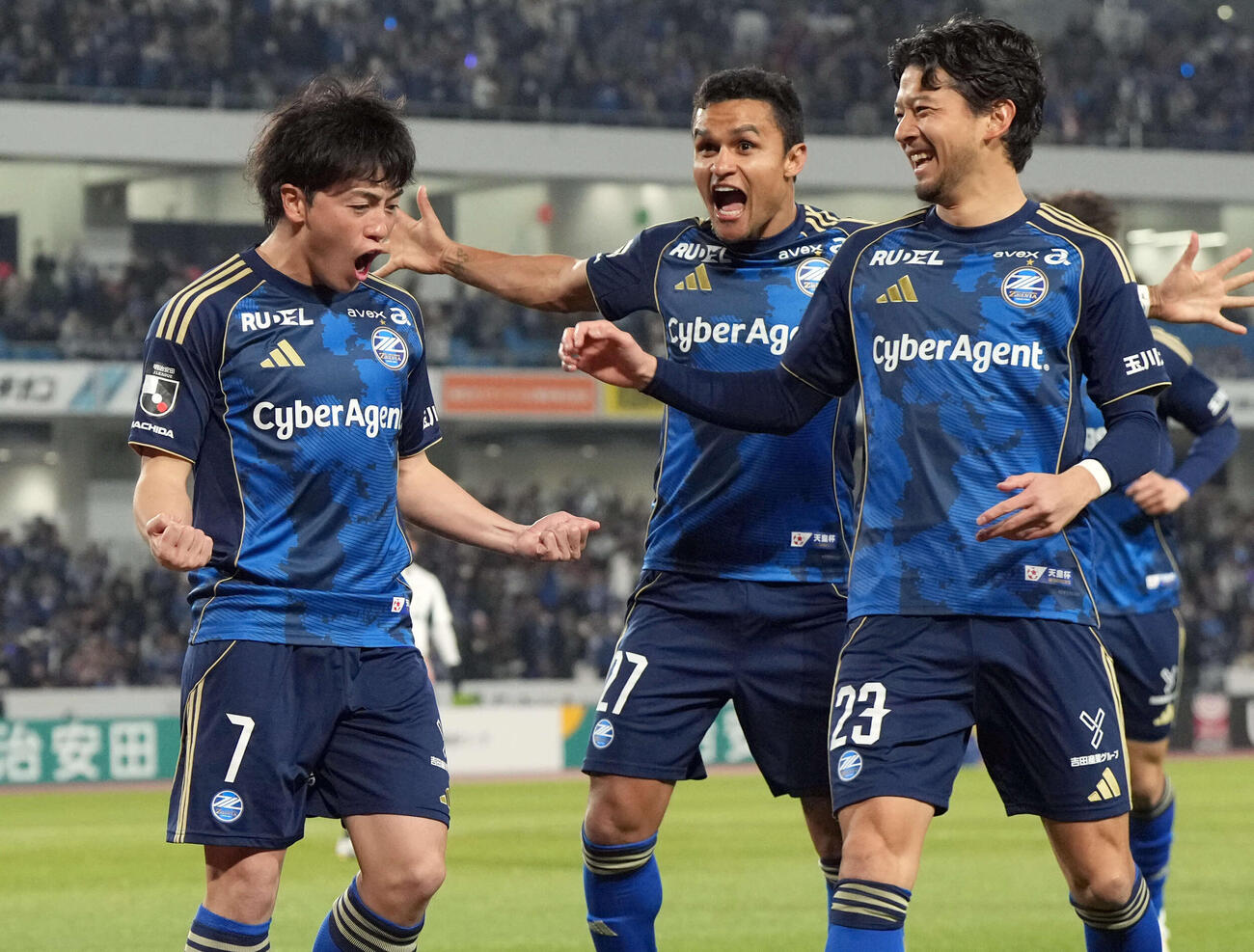 町田対千葉　前半、先制ゴールを決め、喜ぶ町田相馬。右から白崎、エリキ（撮影・たえ見朱実）