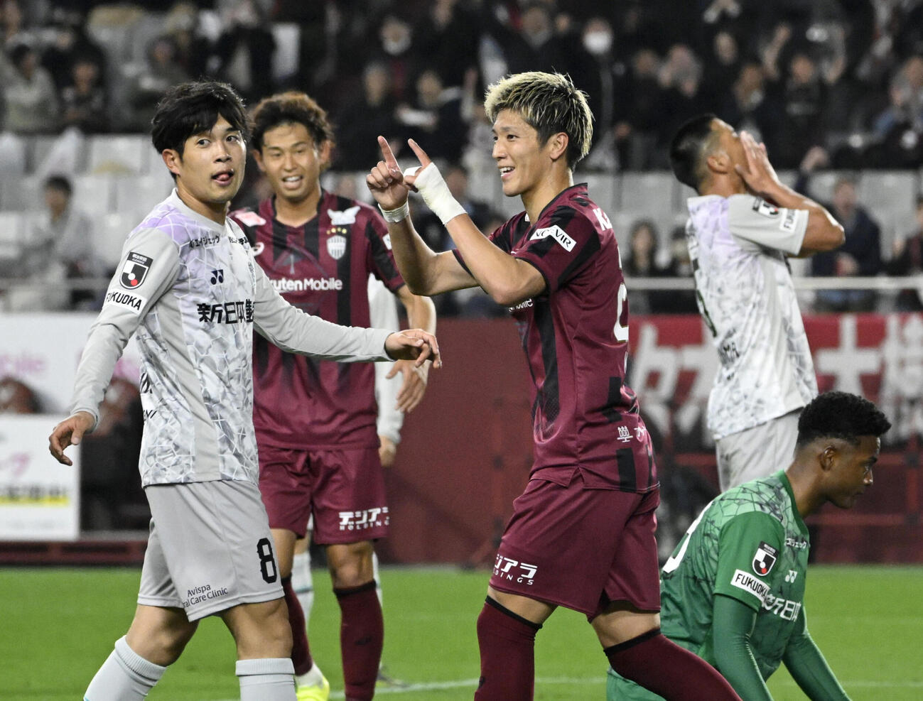 チーム2点目のゴールを決め、喜ぶ神戸・小松（共同）