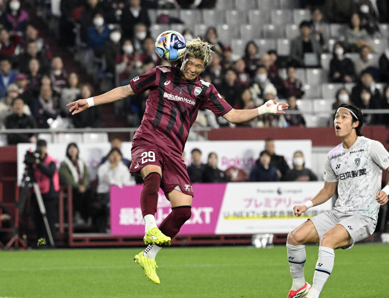 前半、ヘディングでゴールを狙う神戸・小松（共同）