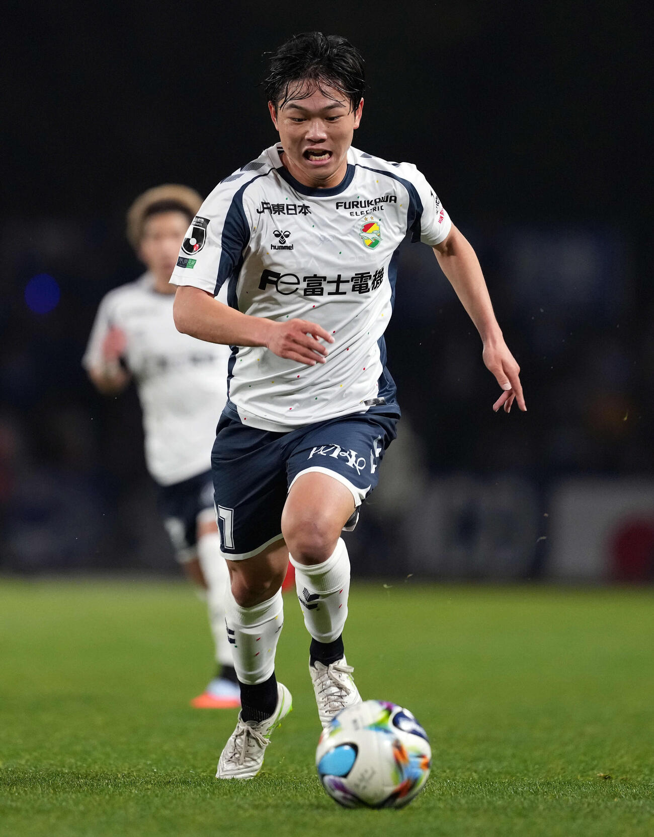 町田対千葉　後半、ドリブルで上がる千葉姫野（撮影・たえ見朱実）