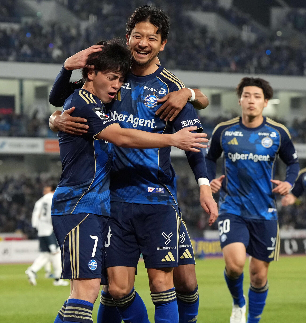 町田対千葉　前半、先制ゴールを決め喜ぶ町田相馬。右は白崎凌兵（撮影・たえ見朱実）