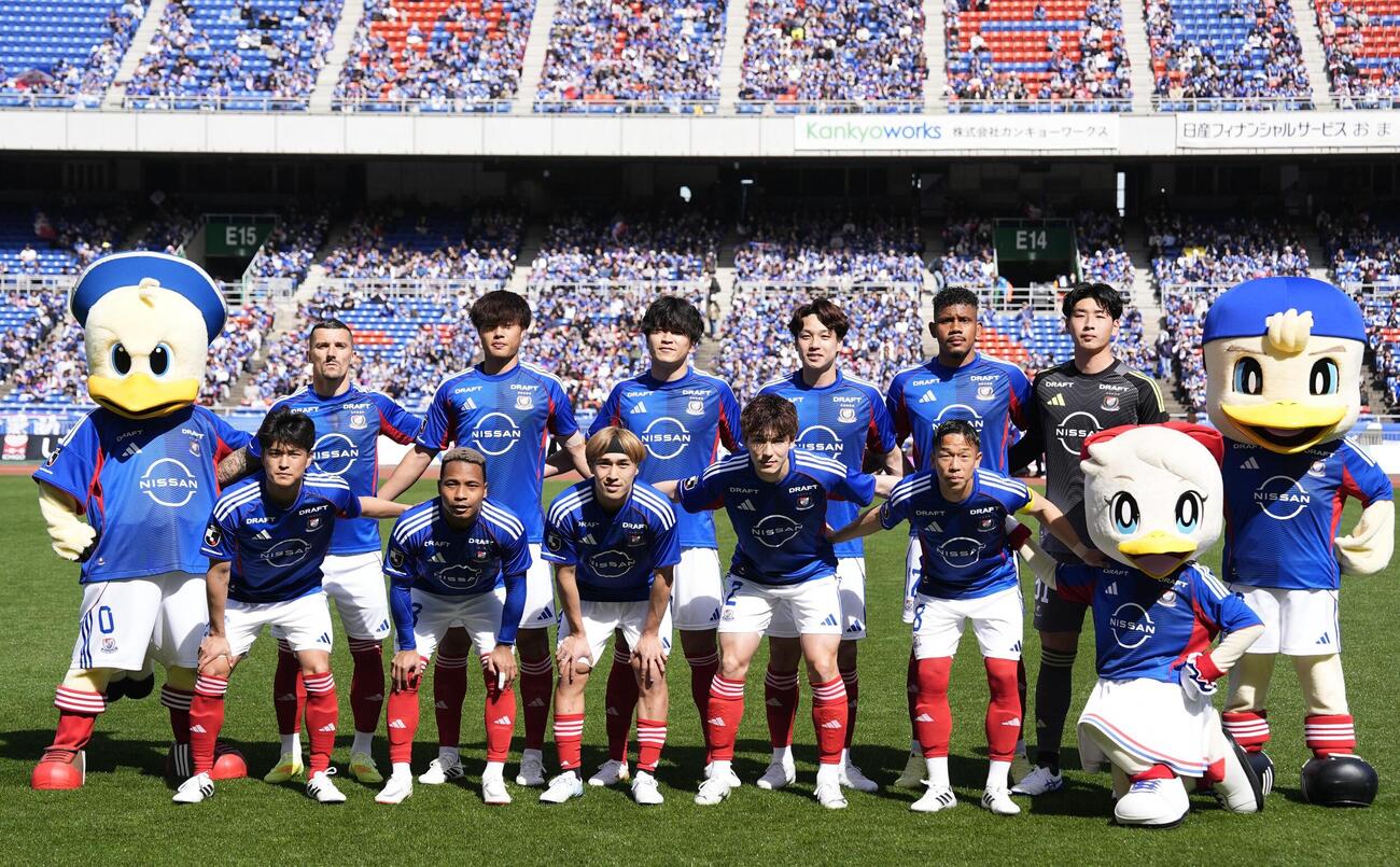 東京V戦に臨む横浜Mイレブン（共同）