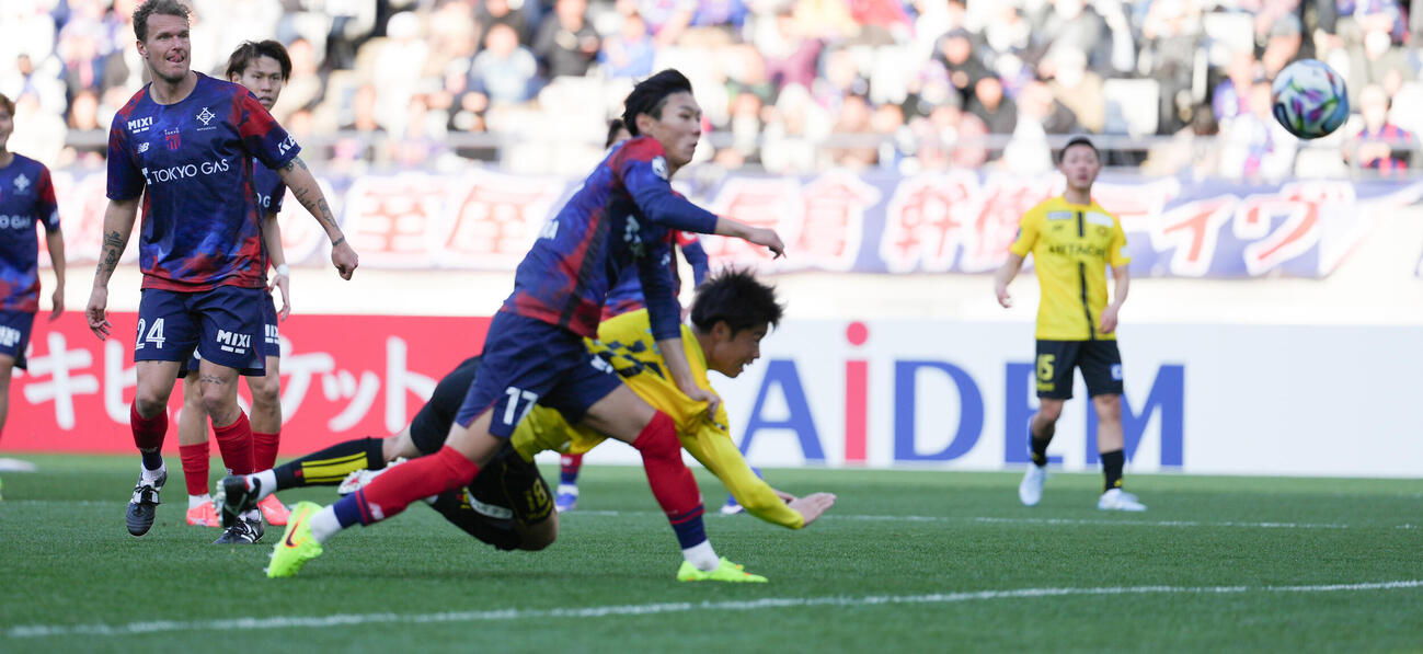 明治安田J1百年構想リーグ第4節　東京対柏　後半、柏垣田（中央）はゴールを奪う（撮影・小沢裕）