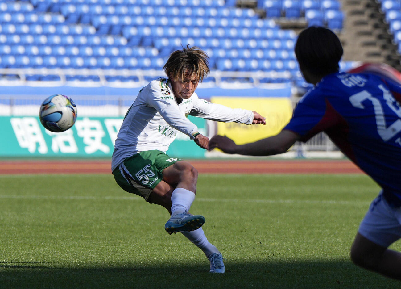 横浜M－東京V　試合終了間際、チーム2点目となるFKを決める東京V・吉田（共同）