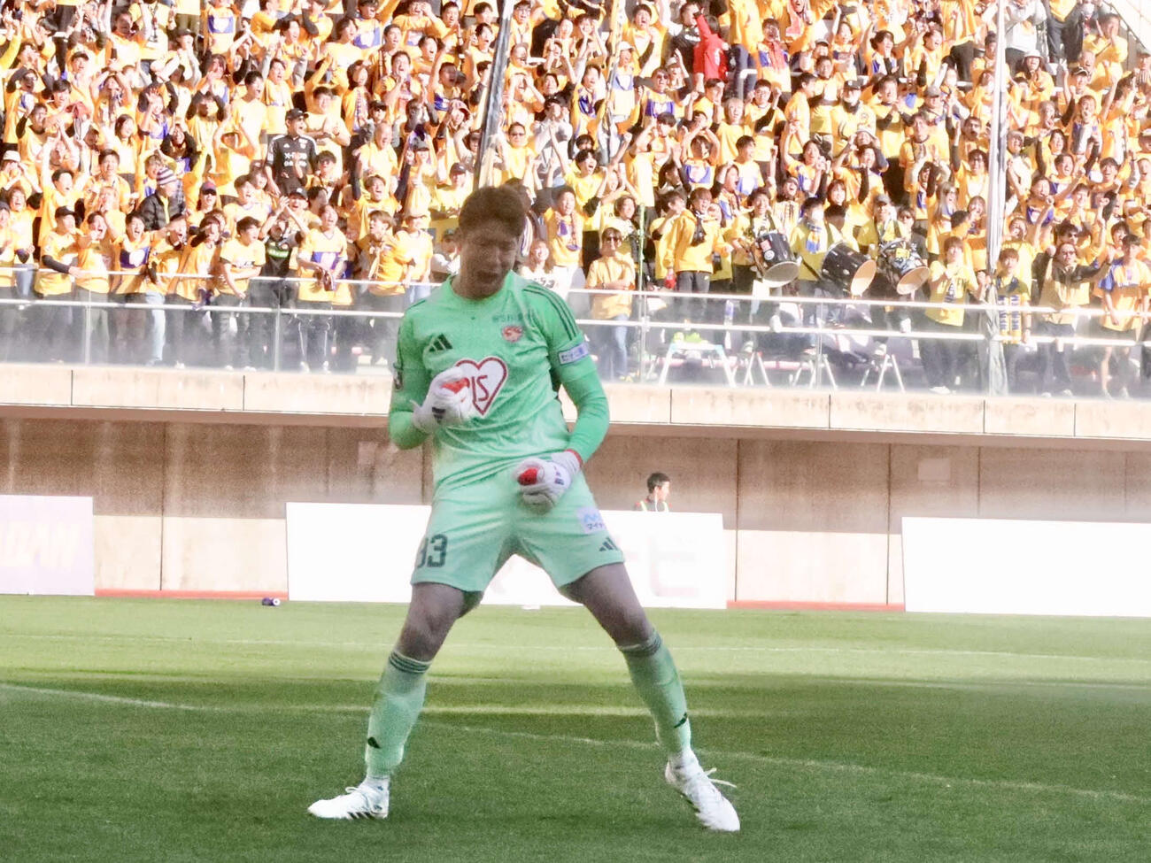 仙台対八戸　PK戦、6人目をセーブし喜ぶGK林（撮影・高橋香奈）