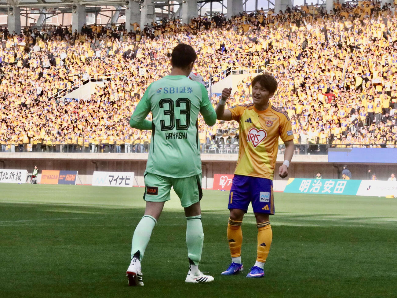 仙台対八戸　3人目のキッカーFW小林（右）はPKを決めGK林とグータッチ（撮影・高橋香奈）