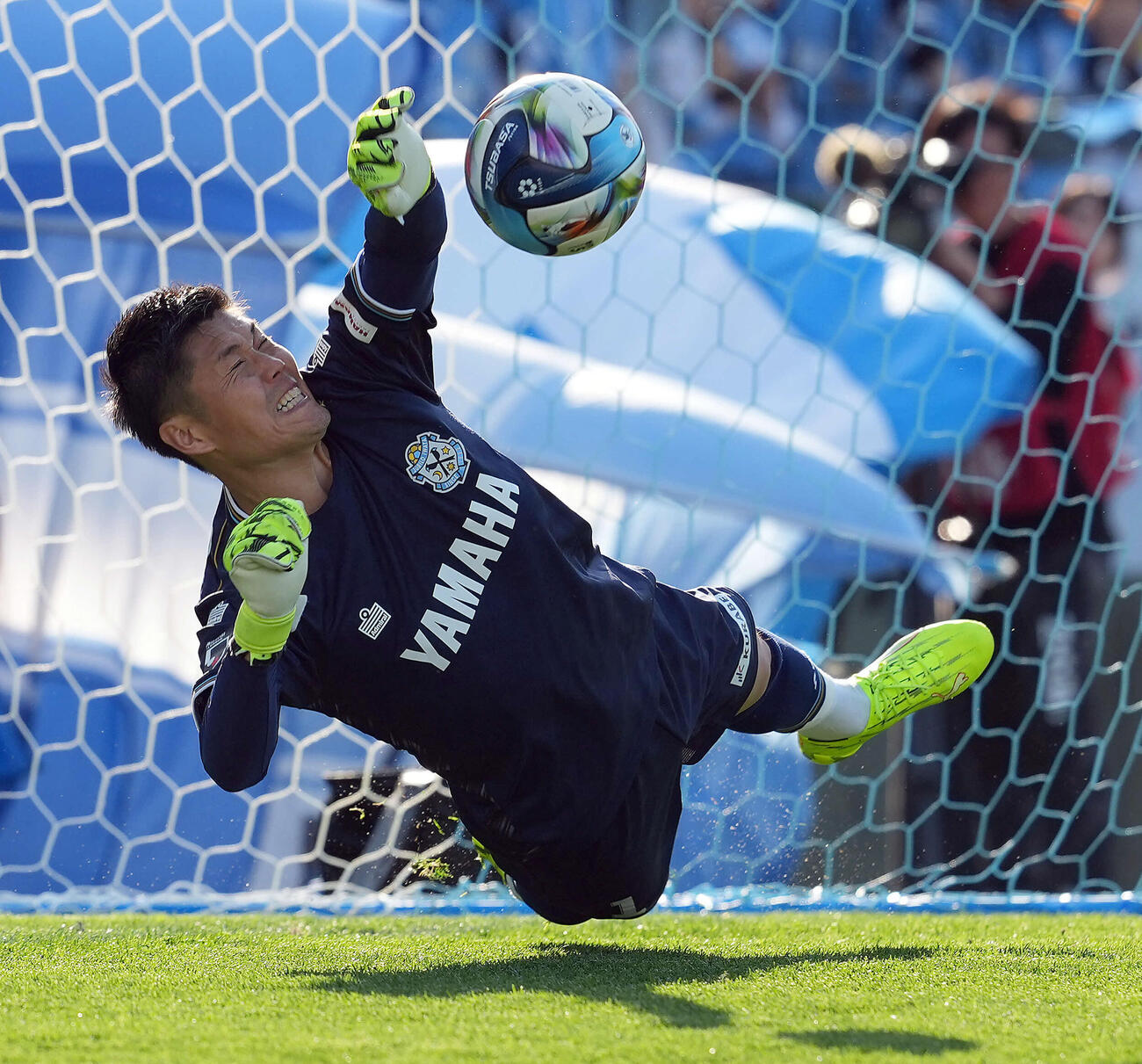 磐田対福島　PK戦、福島1人目のキッカー樋口のシュートを止める磐田GK川島（撮影・たえ見朱実）